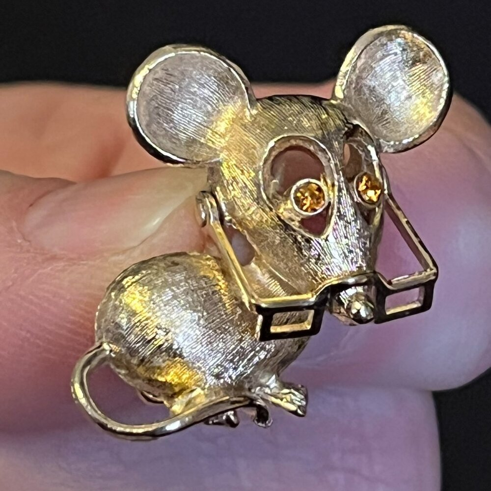Vintage Avon Mouse Brooch with Hinged Glasses – Gold‑Tone – Collectible - Picture 2 of 10